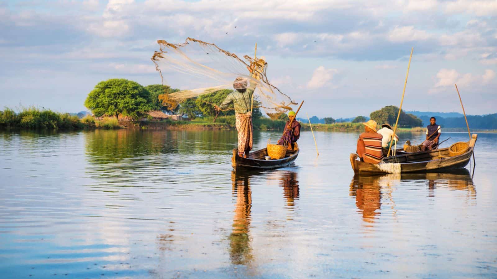 Fishermen show ancient way of fishing nets