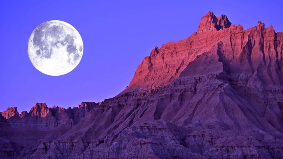 Full moon in the Badlands