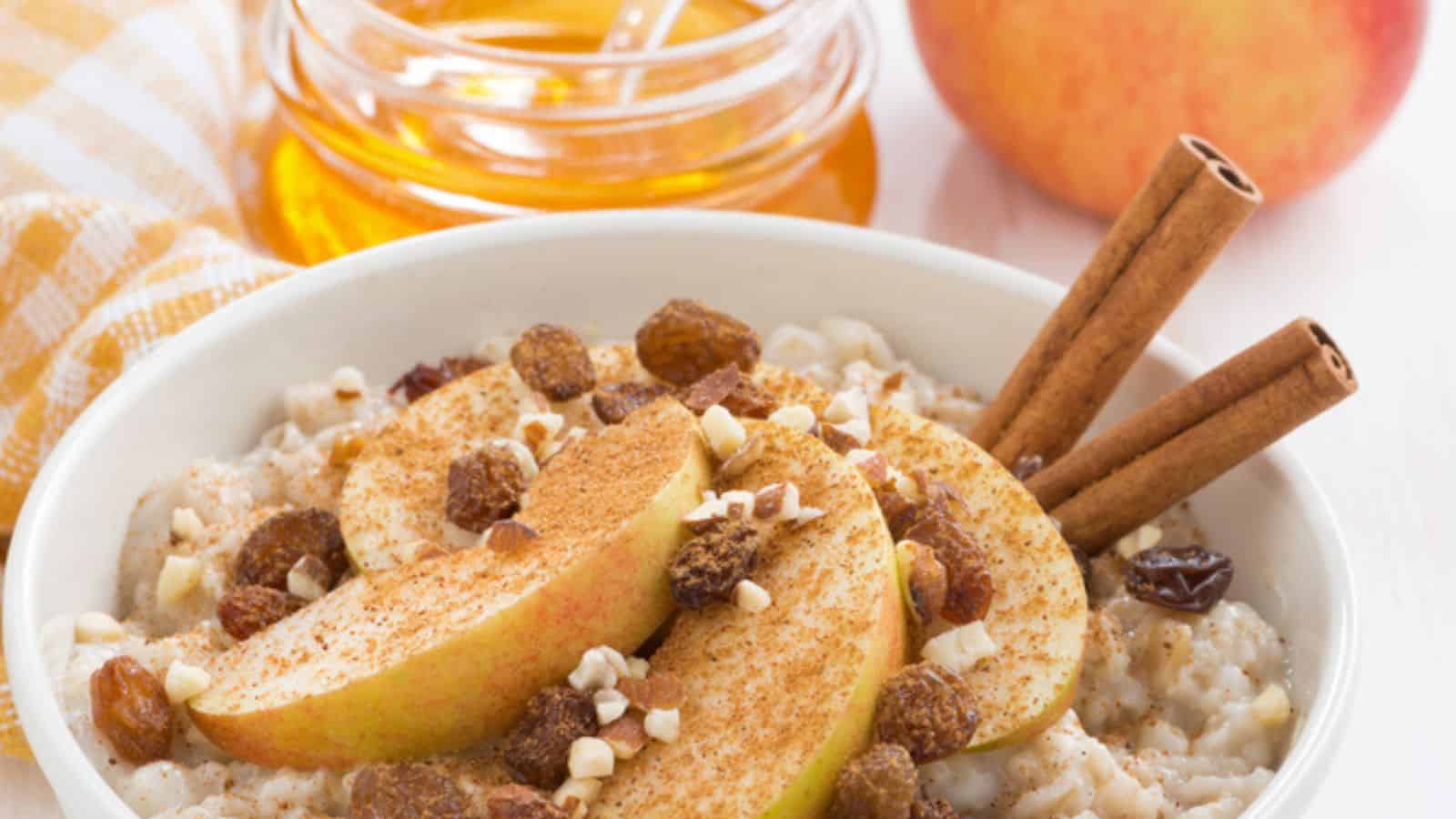 Oatmeal with apples, raisins, cinnamon and ingredients