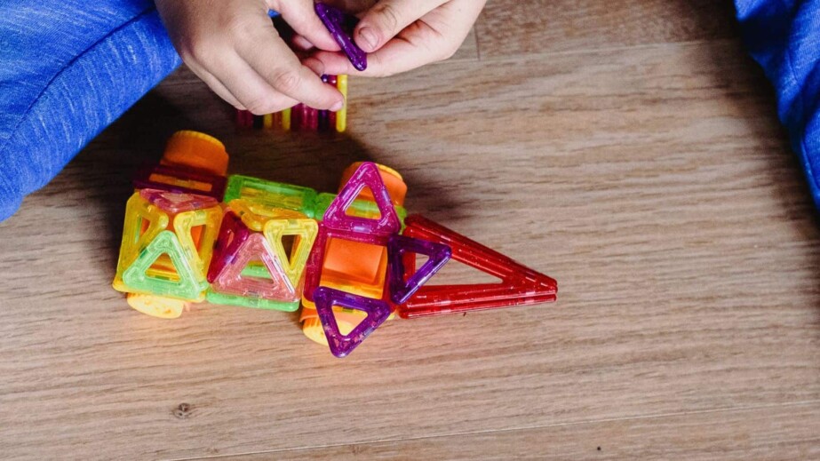 Toy magnetic pieces